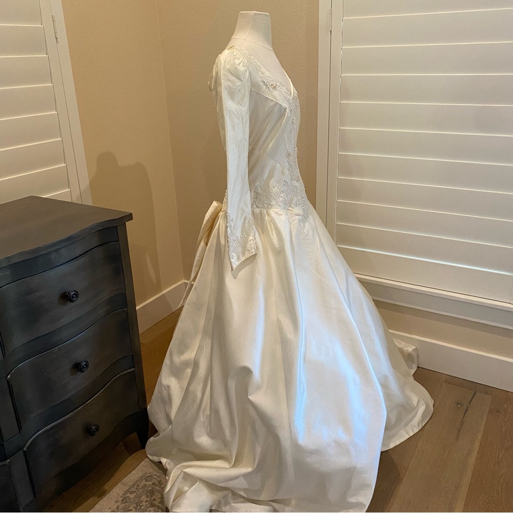 100% silk vintage Ivory Bridal Gown with straps with beaded bodice - Picture 10 of 16